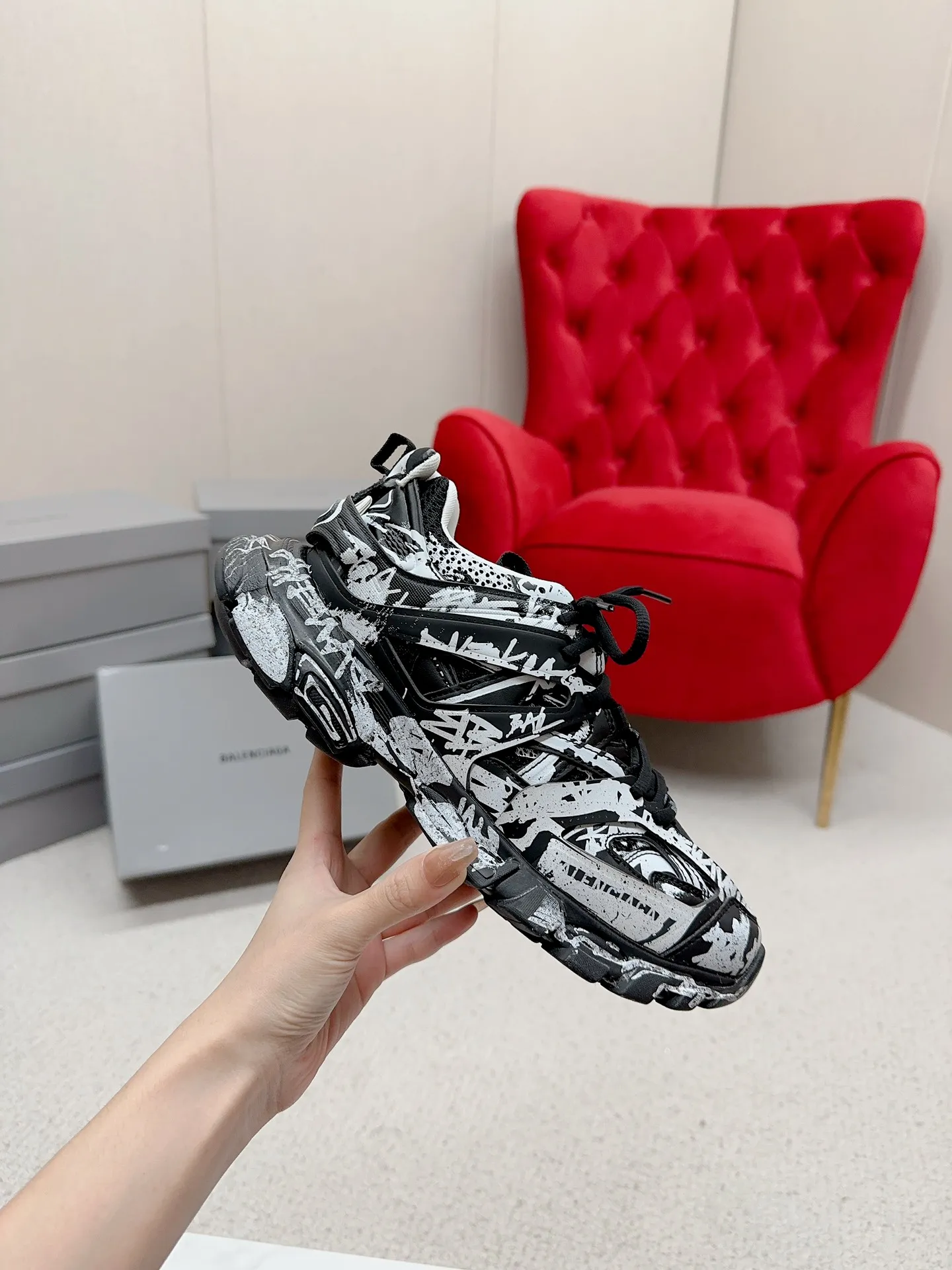 👟👟Ex-factory price 980👟👟 Men's size +10 𝐁𝐚𝐥𝐞𝐧𝐜𝐢𝐚𝐠𝐚|||𝐭𝐫𝐚𝗰𝐤 series 𝟑.𝟎Three generations of sports dad shoes‼ ️ [Top high-end quality from Dongguan Factory] Balenciaga dad shoes ~ super fashionable ~ full and three-dimensional shoes ~ amazing lines ~ very soft and light on the feet ~ super comfortable ~ versatile for commuting ~ can be paired with mid-calf socks, bell bottoms, wide-leg pants, overalls, very high-end ~ very manly and handsome ~ suitable for spring, summer, autumn and winter all year round... ⇢✈ Upper: Exclusive 1:1 original molded custom imported technical fabric mesh + imported cloth + 3M reflective strips [composed of 108 sub-pieces] ⇢✈Inner lining: Breathable mesh ⇢✈Outsole: Exclusive 1:1 original molded PU+TPU+EVA+rubber, a total of 13 sets of grinding tool combinations ⚠️Difference in market currency ~ high-end quality is definitely different ⇢✈𝐒𝐈𝐙𝐄Females: 35, 36, 37, 38, 39, 40 ⇢✈𝐒𝐈𝐙𝐄Men: 39, 40, 41, 42, 43, 44, 45